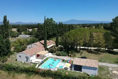Image de Villa en campagne, avec piscine à débordement.