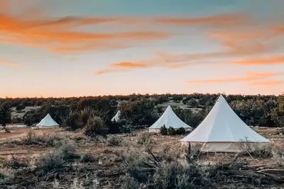 Image de Family Tent w/ Shared Bathroom - Find us among the juniper trees and open sky.