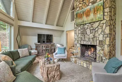 Image de 1 Mi to Town: Chalet-Style Highlands Retreat