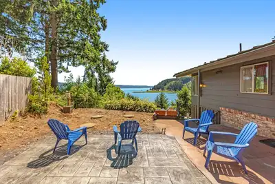 Image de Waterfront home on Hood Canal with gorgeous view, balcony, deck, & washer/dryer