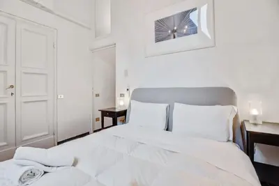 Image de Very central and elegant 50 sqm apartment, perfect for 4 people, located on the 2nd floor (No lift) of an ancient building, but in good condition. The property is located in the heart of the historic center of Florence, a few steps from Ponte Vecchio, Pi