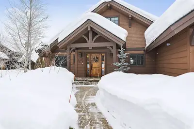 Image de The Chalet @ Bhotr-Luxurious mtn getaway w/hot tub on back patio