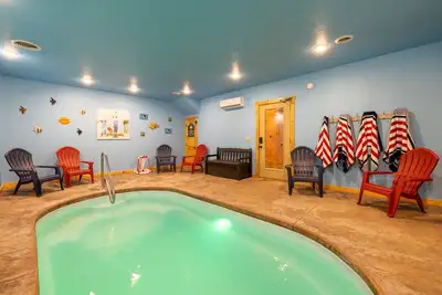 New! “WaterTastic” Private Cabin heated Indoor Pool, Theater, fantastic view