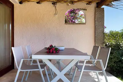 Image de Appartement proche de la mer avec vue sur mer, terrasse et jardin