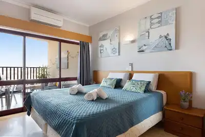 Image de Appartement \"Sunny Escape\" avec vue sur la mer, Wi-Fi et climatisation