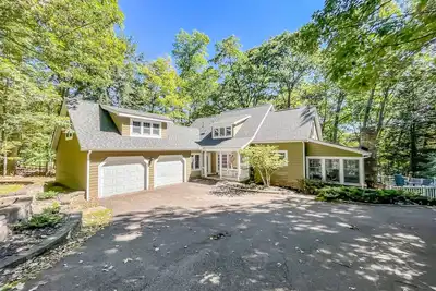 Image de Updated Lakefront with Outdoor Fireplace, Hot Tub + Dock