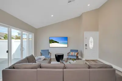 Image de Designer Dream Home with 3 King Beds