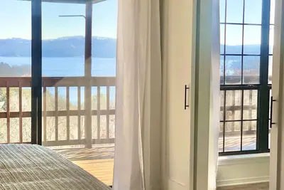 Image de 5 Star Views of Beaver Lake! Newly remodeled 4 Bdr, 2 master en-suite Huge Deck