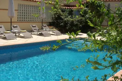 Image de Ivy couvert Mas en pierre partie d'un ancien couvent du 18ème siècle.