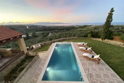 Image de Panoramic luxury with heated infinity pool, sun deck, gym, bbq patio and garden