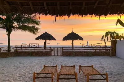 Image de Villa Thamani beachfront and private beach with umbrellas