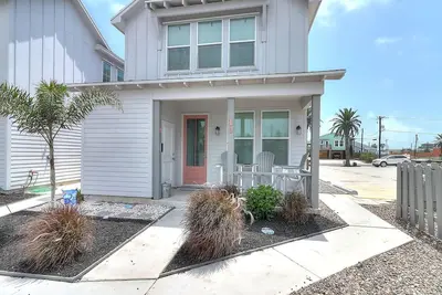 Image de Coastal cottage, community pool, parking for 2