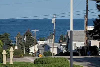 Image de Spacious Condo w/ Ocean Views and Pool! 3 min walk from Marginal Way and Beach!