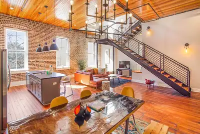 Image de Stunning, Spacious, Stylish Loft off of Broughton Street by Lucky Savannah