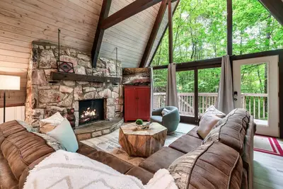 Family Friendly! 2 mi from downtown! Hot Tub Game Room Fully Updated! sleeps 10!