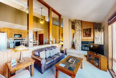 Image de Ski-in/ski-out condo with loft, pool, basketball court & mountain-view balcony