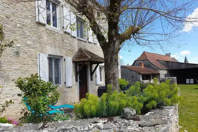 Image de Maison en pierre au coeur d'un ancien corps de ferme