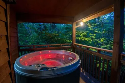 Rocky Top Lodge - Views + Modern Farmhouse Vibes + Wi-Fi + Hot Tub + Fireplace