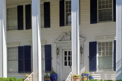 Image de Apartment in National Register Home; pet friendly
