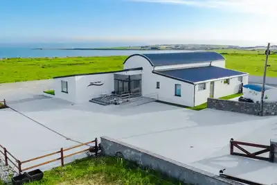 Image de Luxury Villa, Six En-suite Bedrooms, Paved Path to Sea, Personalised Service.