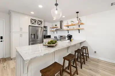 Image de Completely Remodeled Condo | Steps to Beach and Village | Pool & Tennis!