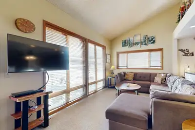 Image de Spectacular Mountain Condo + Loft w/Private Hot Tub, Free WiFi, Shared Pool, W/D