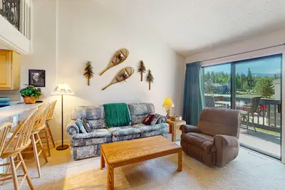 Image de Spacious condo with loft, wood-burning fireplace & access to 2 hot tubs & pool