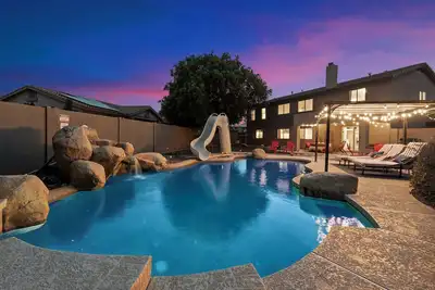 Image de 5 Bed 4 Bath Home Premium Location Sleeps 16+ heated pool option and spa