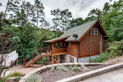 Image de Dog-friendly, lakefront cabin for the whole family with private hot tub & dock