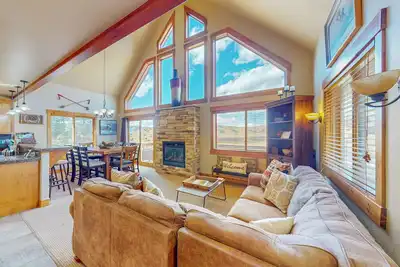 Image de Mountain-view home with private hot tub, fireplace & great family rooms