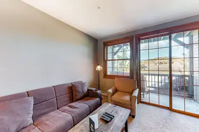 Image de Family home w/private washer/dryer, free WiFi, shared hot tub, & gas fireplace