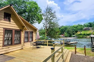 Image de 10 Minutes To Oaklawn - Two Bedroom #5 Right At The Water's Edge