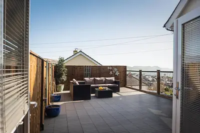 Image de Idyllic retreat with sea views and spacious terrace overlooking Lyme Bay