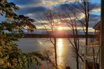 Image de Bord de l'eau, plage privée, quai, vue et grand confort Spa + Foyer