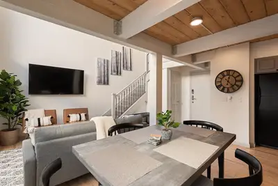 Image de Huge Modern Downtown Aspen Loft - 3br/2ba!