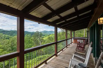 Image de Stunning View Retreat: 3 Rooms, Hot Tub, Fire Pit & 10 Minutes to Pigeon Forge