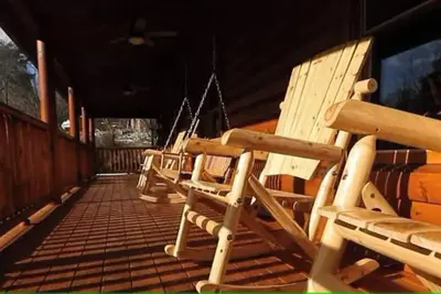 Image de Family Escape at Country Memories – Theater Room, Pool Table, & Backyard MiniGolf