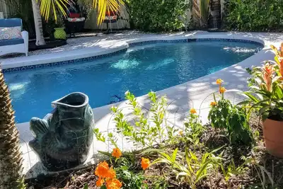 Image de Enchanted Private Island Oasis Steps To Beach, Tropical Yard & Charm Filled Home