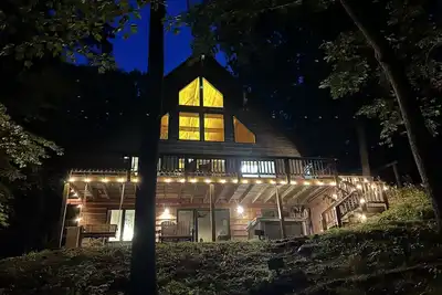 Image de Fire pit! Hot tub! Game room! Kayaks!