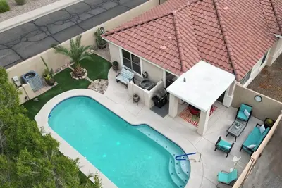 Image de Heated pool at No extra charge! Plan a trip to the beautiful desert! 🌵Book Now!