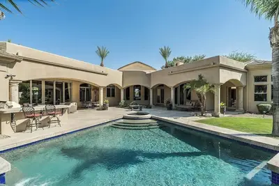 Image de Camelback Compound - 8 Br all ensuites. Heated Pool & Spa, Golf & 2 Guest Houses