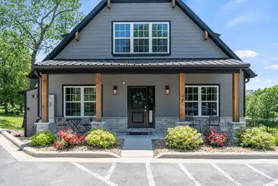 Image de 7br Golf View Home Near Hwy 76 • Walk to Shows & Fun •  Hot Tub •Resort Perks