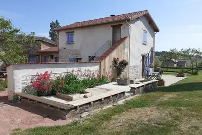 Gîte charmant avec 2 chambres et jardin, tout équipé en campagne avec Wi-Fi et parking gratuit