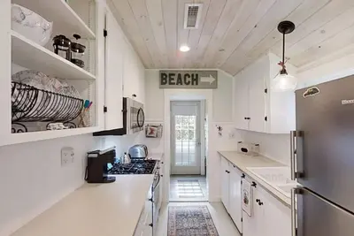 Image de Absolutely Adorable 1 Bedroom Cottage - Walk to the Beach!