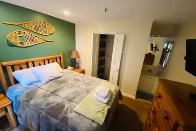 Image de D104 · Winterplace Ski in Ski out condo First floor! D104