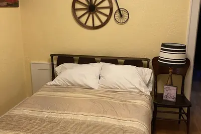 Image de Cozy Tudor-pet friendly!