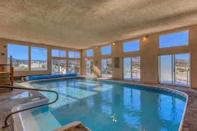 Image de Indoor heated pool, hot tub, sauna with mountain views, wildlife and solitude.