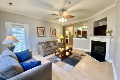 Image de Lake Norman Condo near Charlotte! Great Location steps from downtown Cornelius!