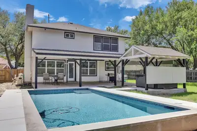 Image de Relaxing 4-Bedroom Retreat with Pool & Spa in a Quiet Neighborhood