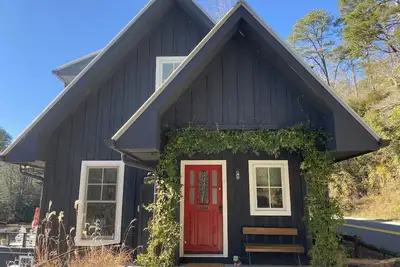 Image de Lake Rabun Rental - Classic Waterside Home and Boathouse